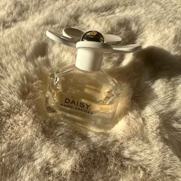 Daisy Marc Jacobs - Picture 2 of 3